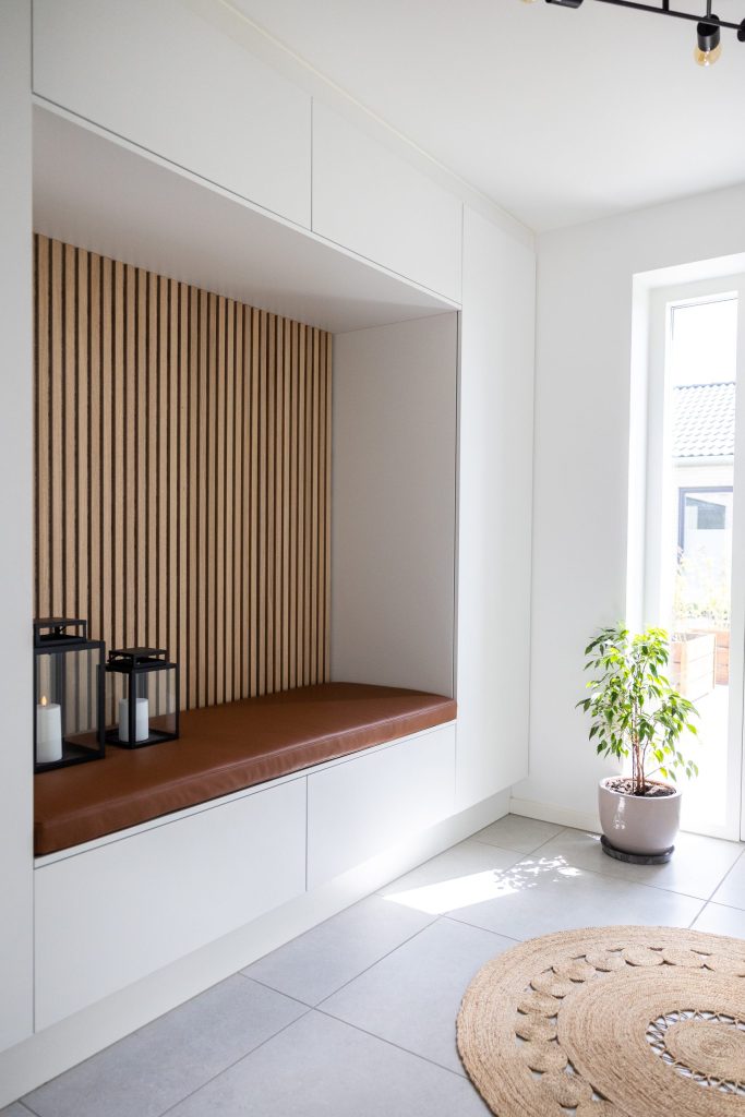 akupanel-classic-oak-grey-felt-alcove-hallway